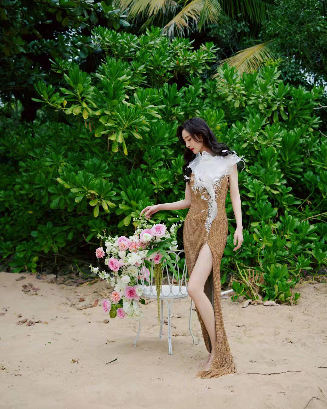 人间江苏五龙——人间尤物杨幂最新活动图，金色高领开叉裙尽显女性柔美！