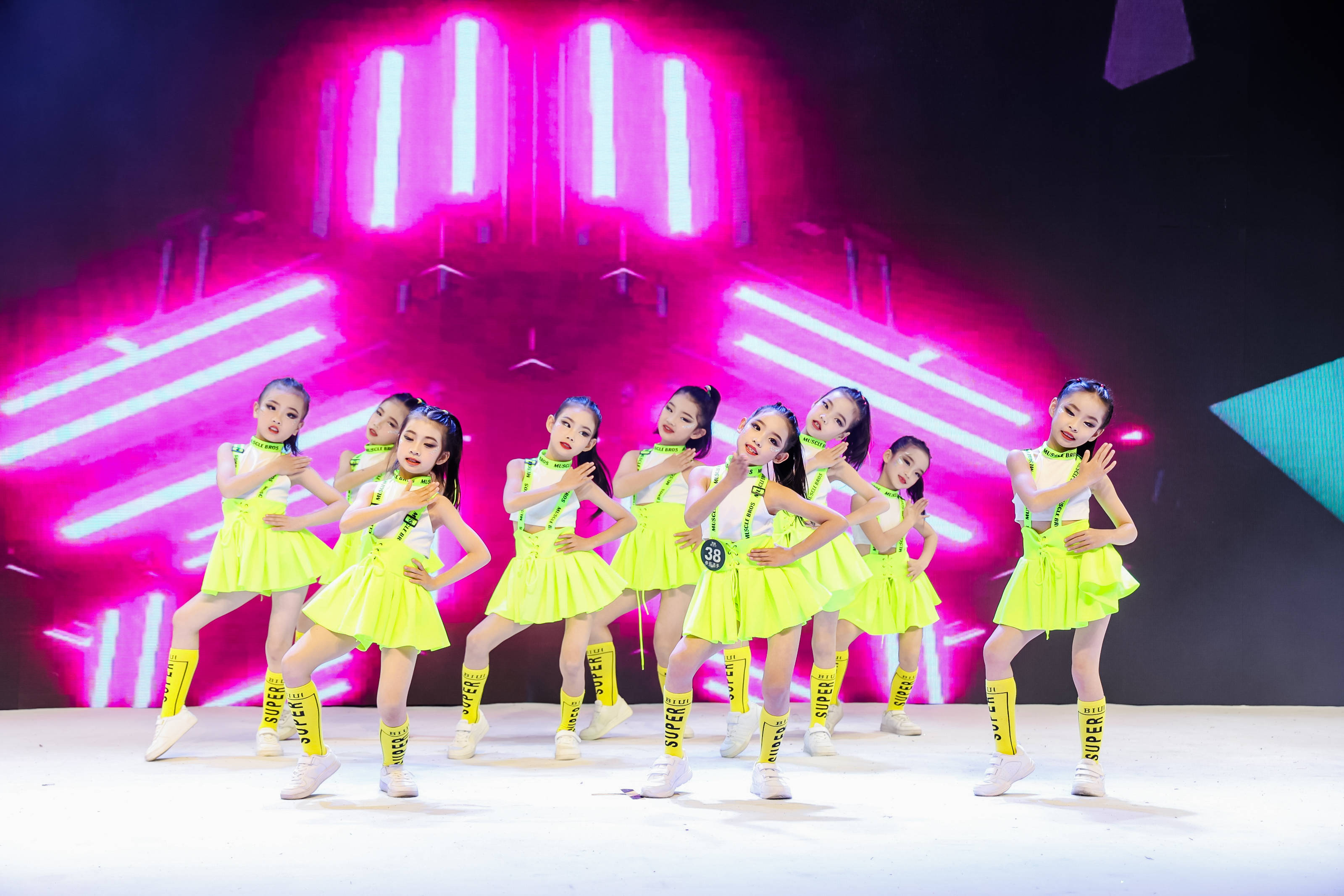 专访| 舞林新生代深圳人气之星 yes ok组合:努力奋斗,享受演出_舞蹈