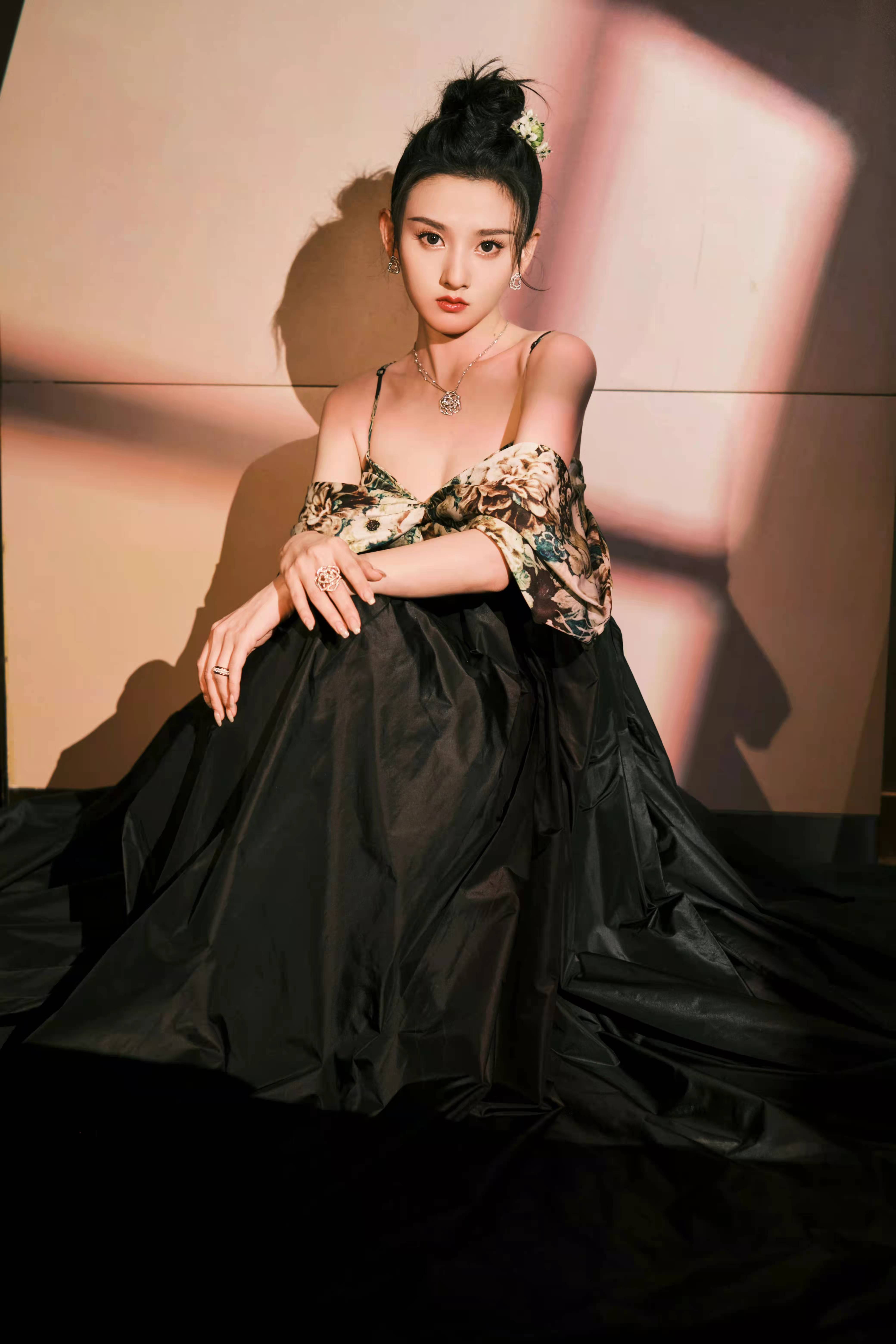 宋祖儿出席时尚盛典高腰花卉礼裙优雅贵气