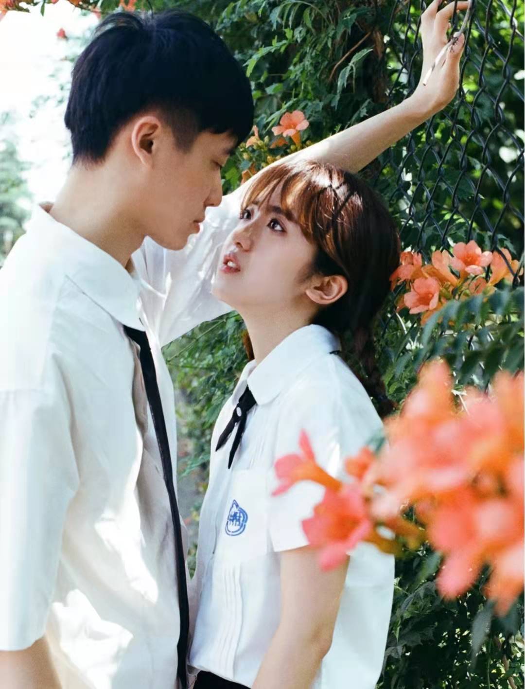 现在的学生成双成对,大学生应不应该谈恋爱?_时间_情侣_爱情