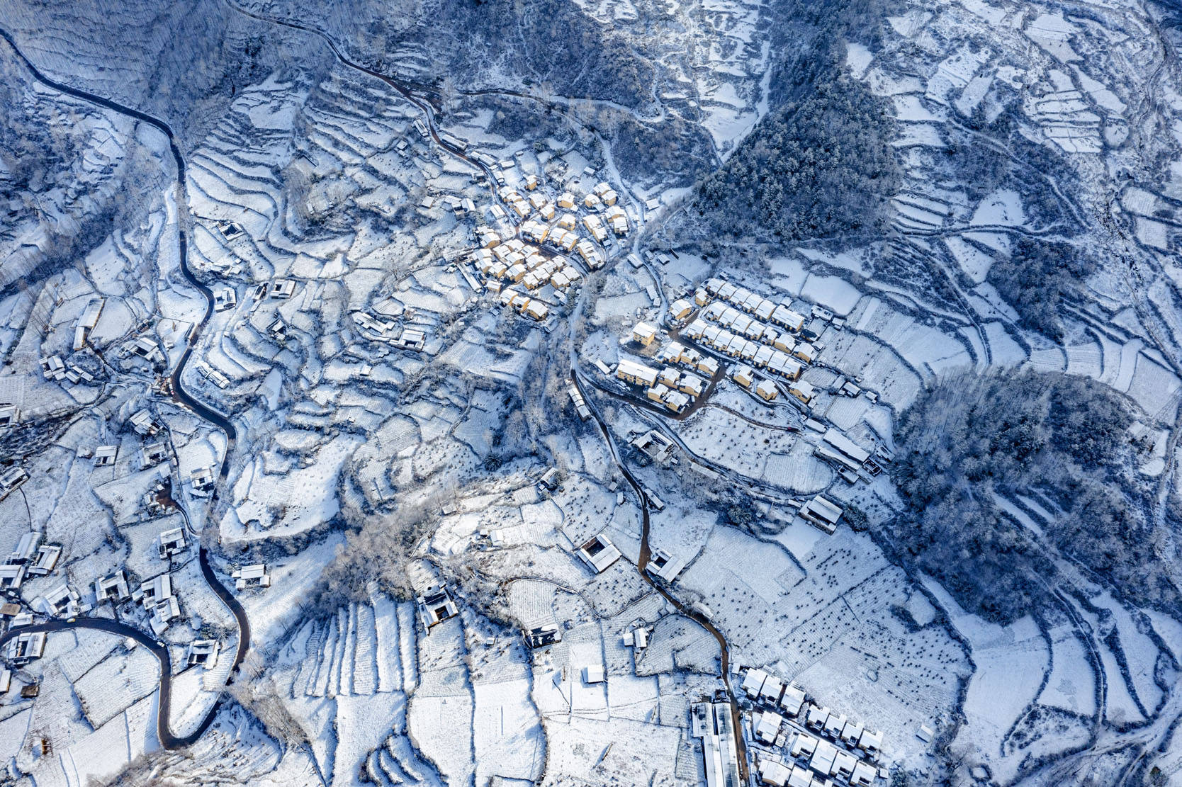 摄影:刘国兴2021年12月24日,四川省凉山州美姑县巴普镇喜降瑞雪,处处