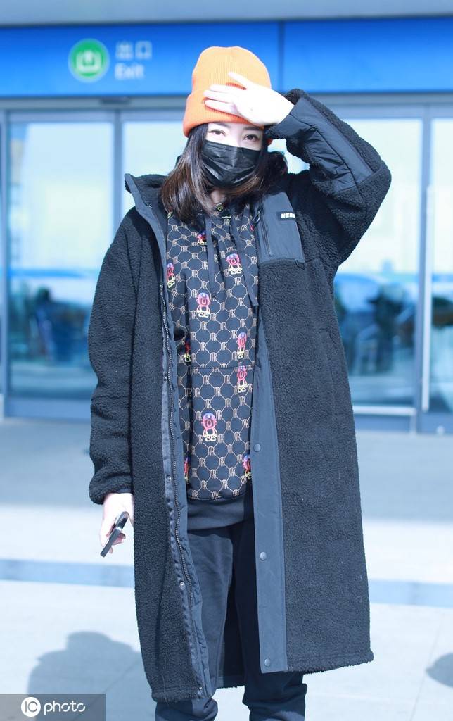 柳岩身穿黑色毛绒大衣搭缩腿裤俏皮气质如少女