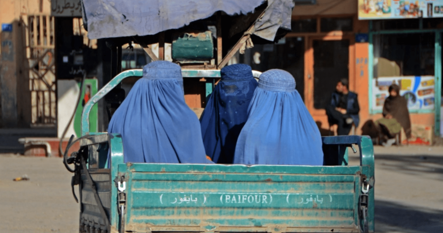 塔利班 阿富汗女性出远门必须有男性近亲陪同 未戴头巾女性禁止被车主搭载 Baqi 妇女 寡妇