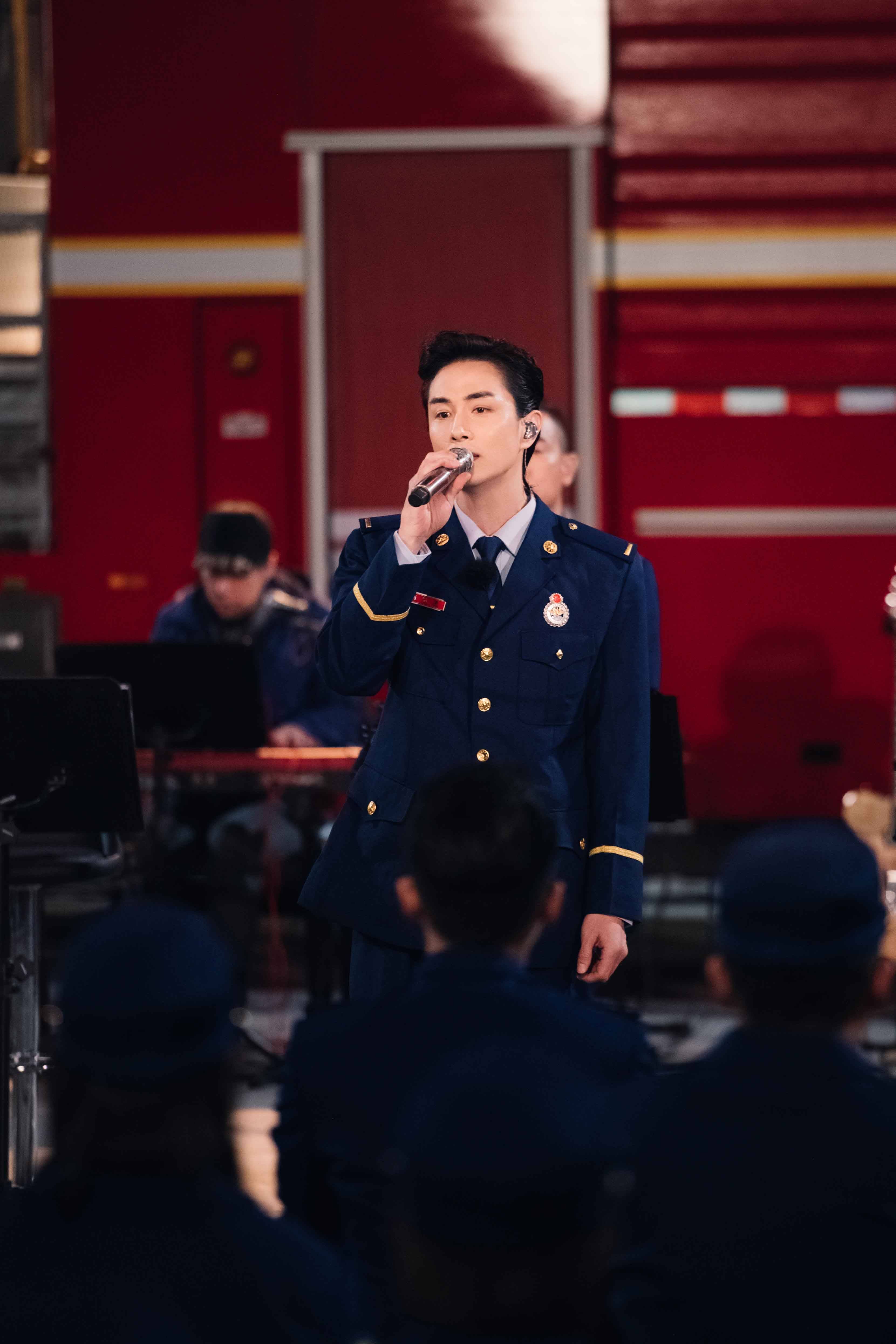 陈小春|《我们的滚烫人生》开启滚烫live秀 毕业典礼陈小春读信落泪