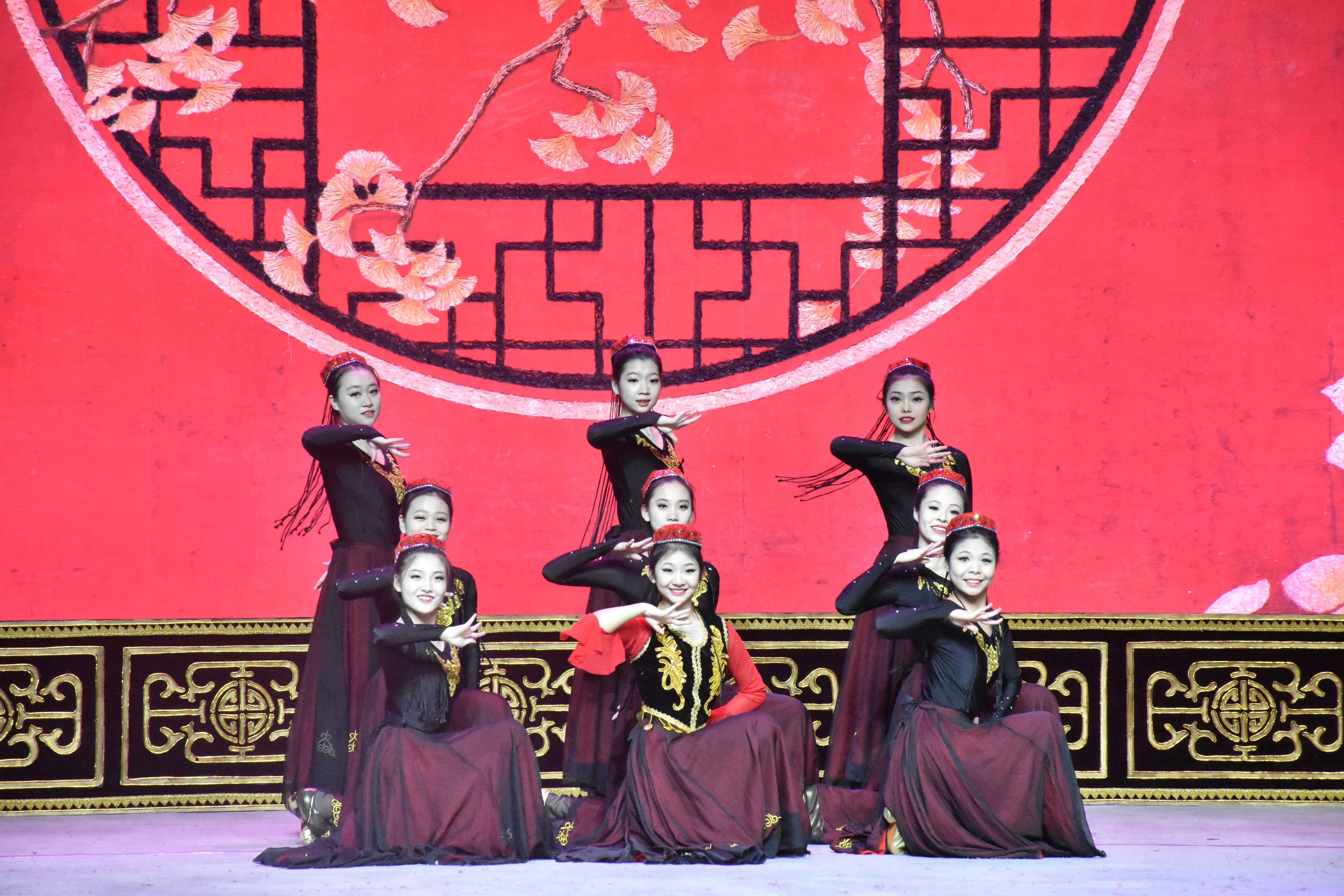 文化保定乐享生活保定艺术学校2021跨年晚会微光闪耀