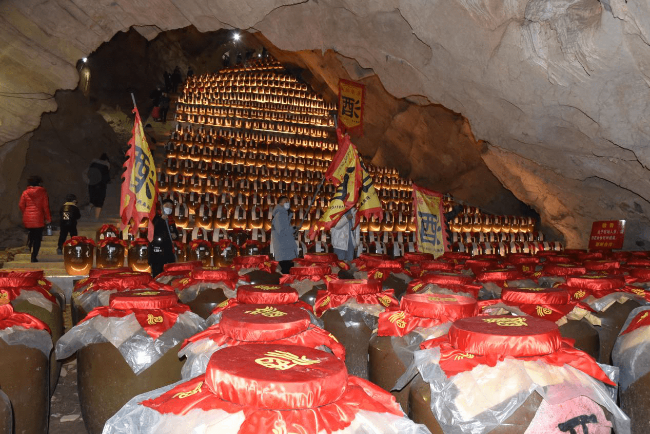 早早的就来到活动现场欣赏着精彩的文艺节目,在洞藏酒开坛仪式正式上