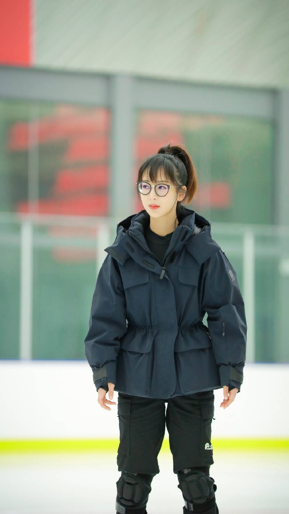 杨紫梦想电台花絮照学习速滑表情呆萌可爱