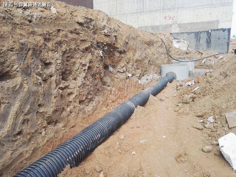 上图为离石波纹管工地某污水处理厂的排水管道工程,和离石其它波纹管