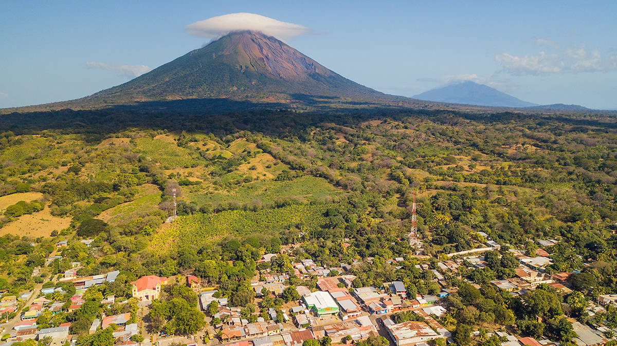 开汽车上活火山口，停车就能见到熔岩湖，这里是尼加拉瓜的马萨亚