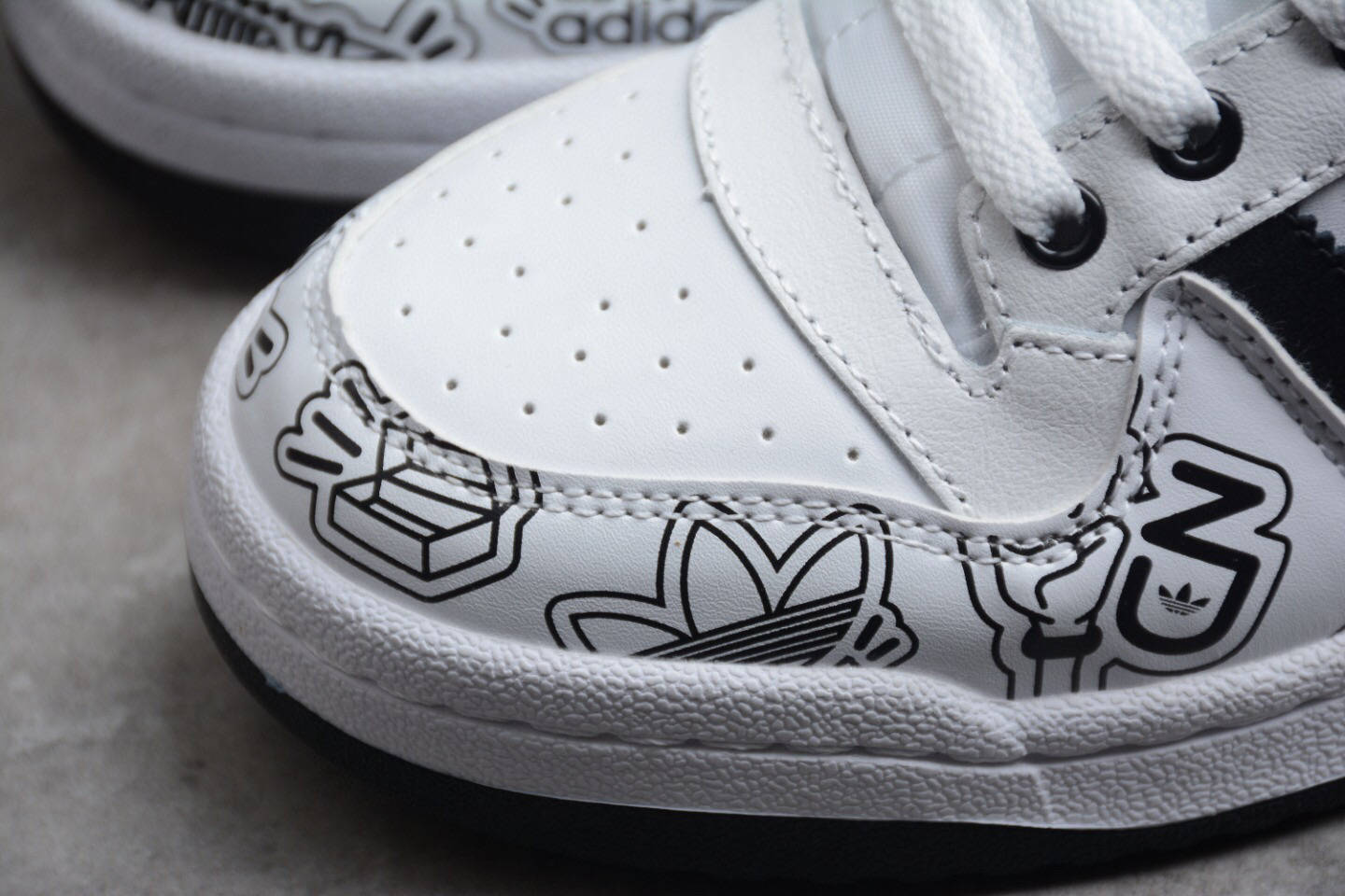 阿迪达斯adidasforum84low三叶草黑白涂鸦运动鞋