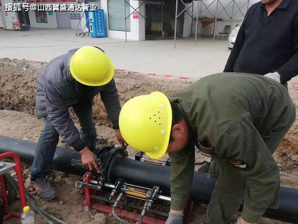 忻州市钢骨架pe管施工现场,钢骨架pe管型号200,16,110,使用pe电熔管件