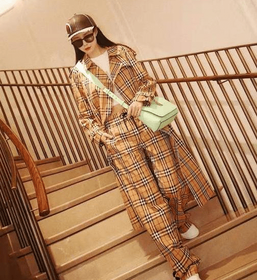 显得 穿搭少女心满地，小个子秋冬搭出大长腿！