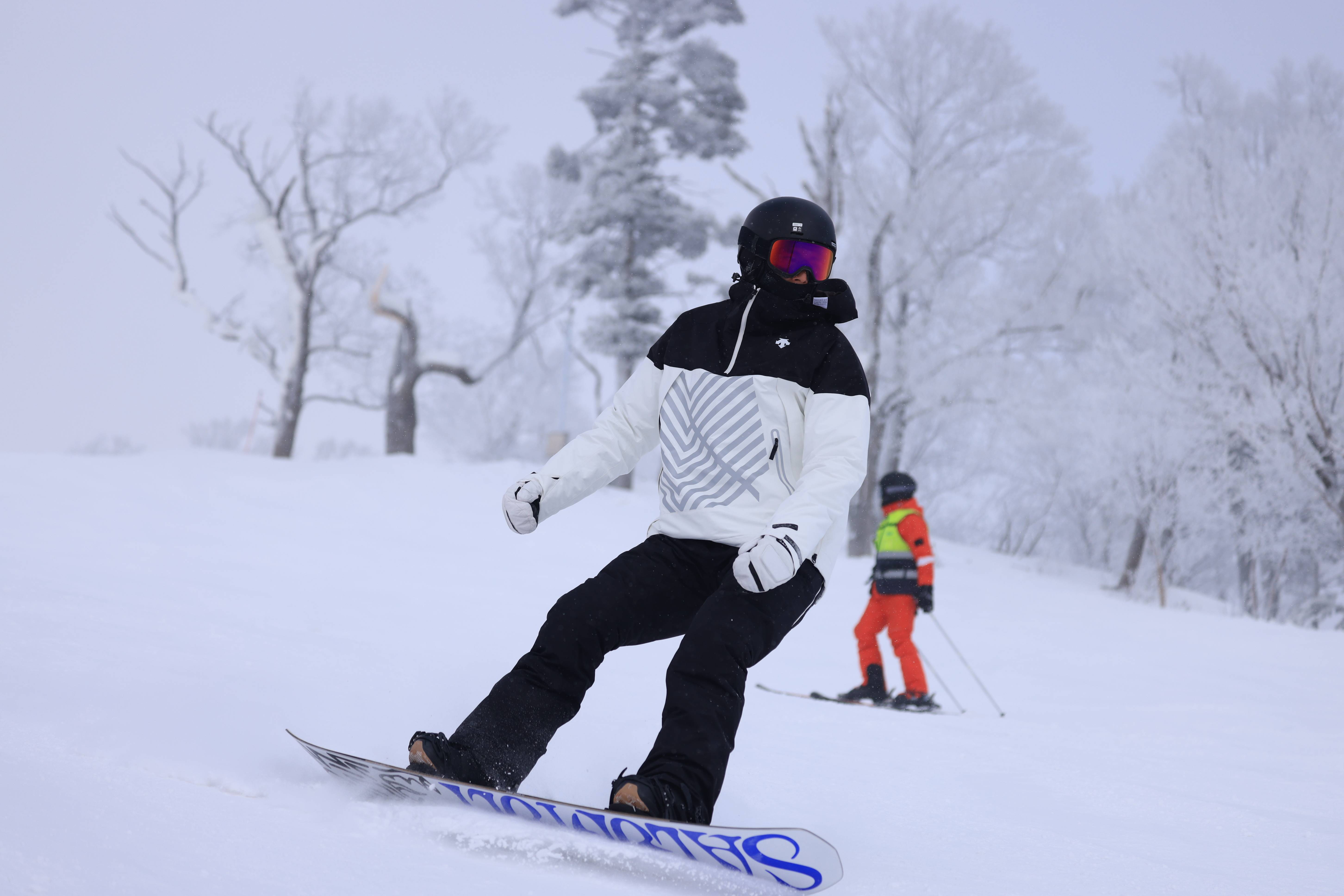 腳踩單板,滑雪姿勢超級專業,全副武裝也難掩帥氣