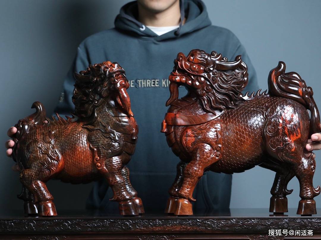 麒麟出没之地，必有祥瑞，大红酸枝瑞兽木雕摆件_立像_马蹄_雕刻