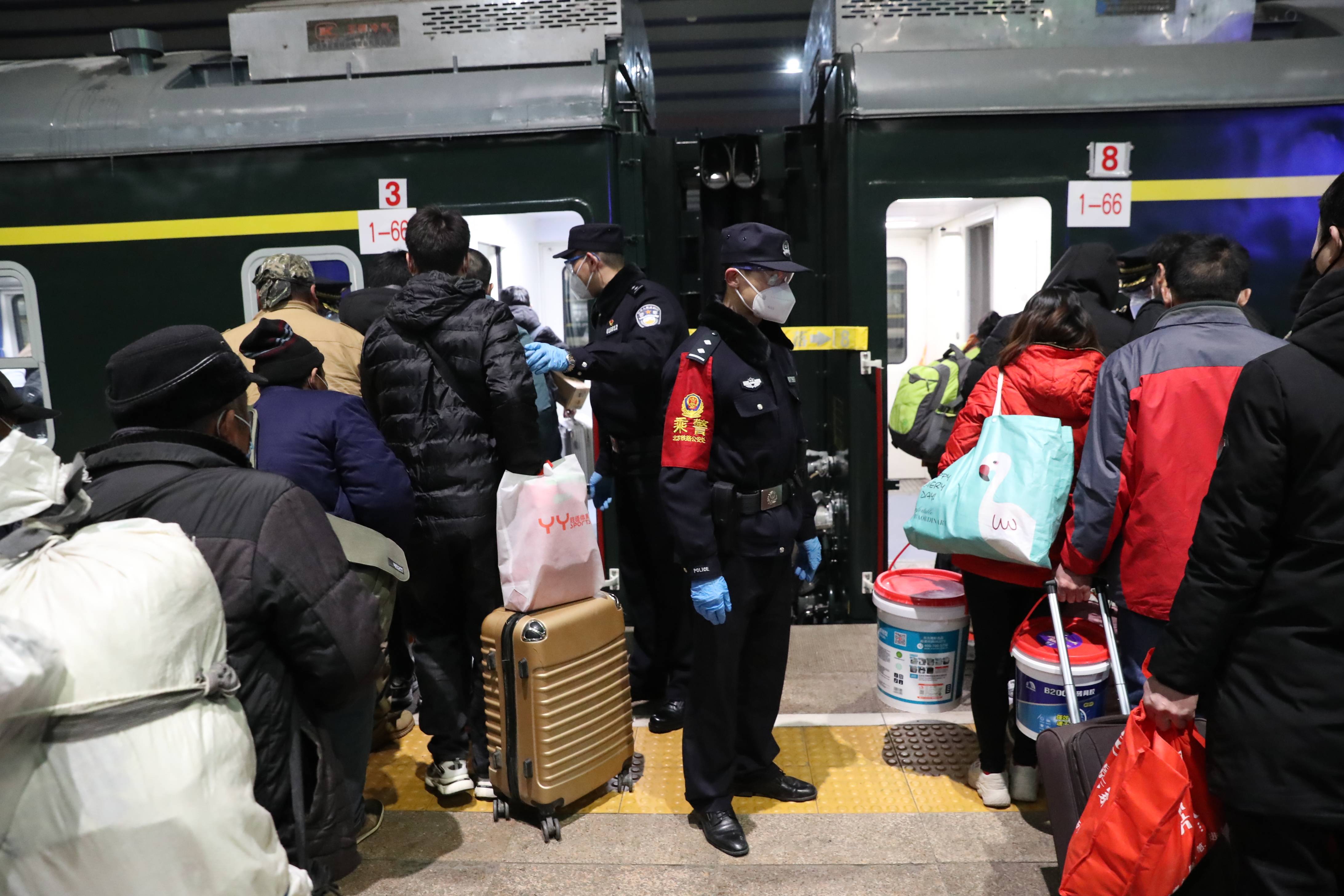 铁警值乘2022年北京铁路春运首趟临客