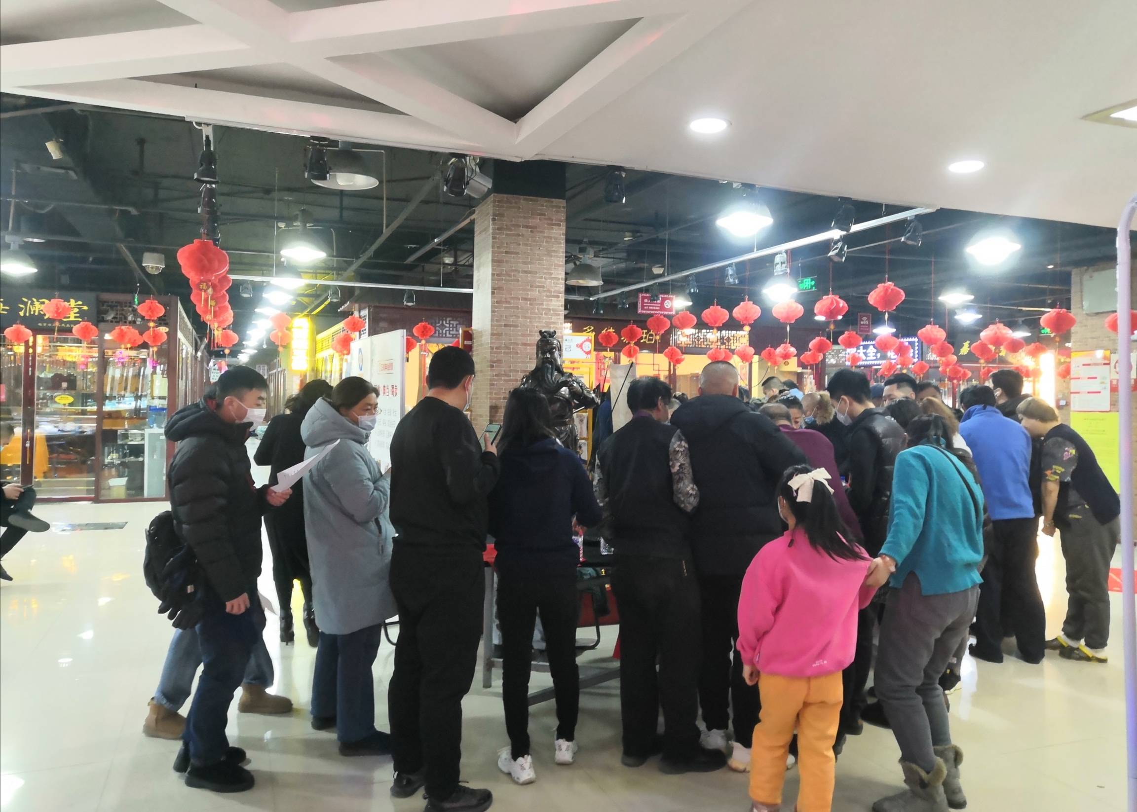 免费写春联送祝福长春华联古玩城书法家挥毫泼墨