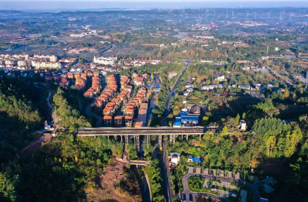 天府新区永兴街道南新村新兴街道柏杨村荣获2021年度乡村振兴示范村