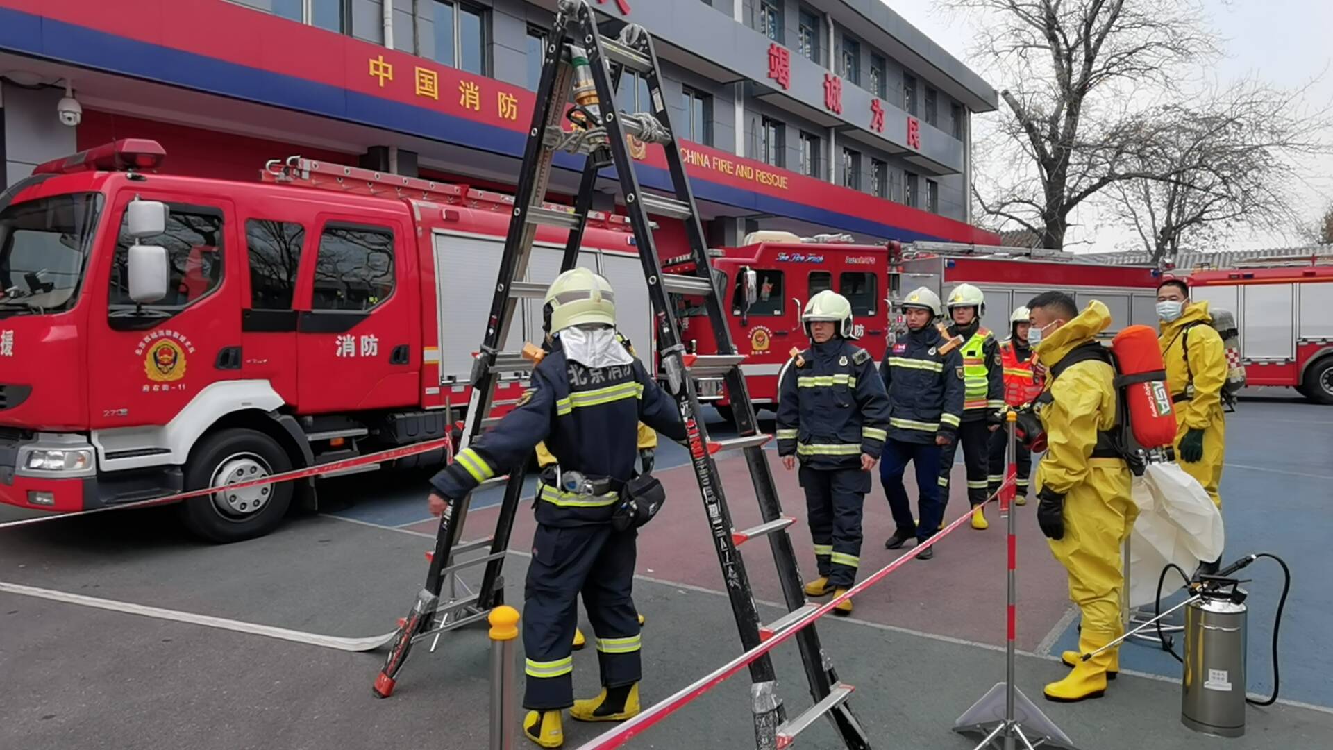 西城消防救援支队组织辖区消防救援站 对人员密集型场所开展综合演练_