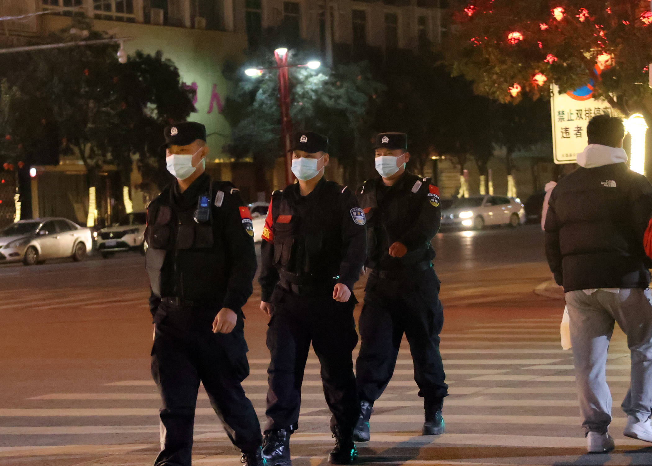 陕西大荔200民警守护除夕平安夜_巡逻_防控_公安局