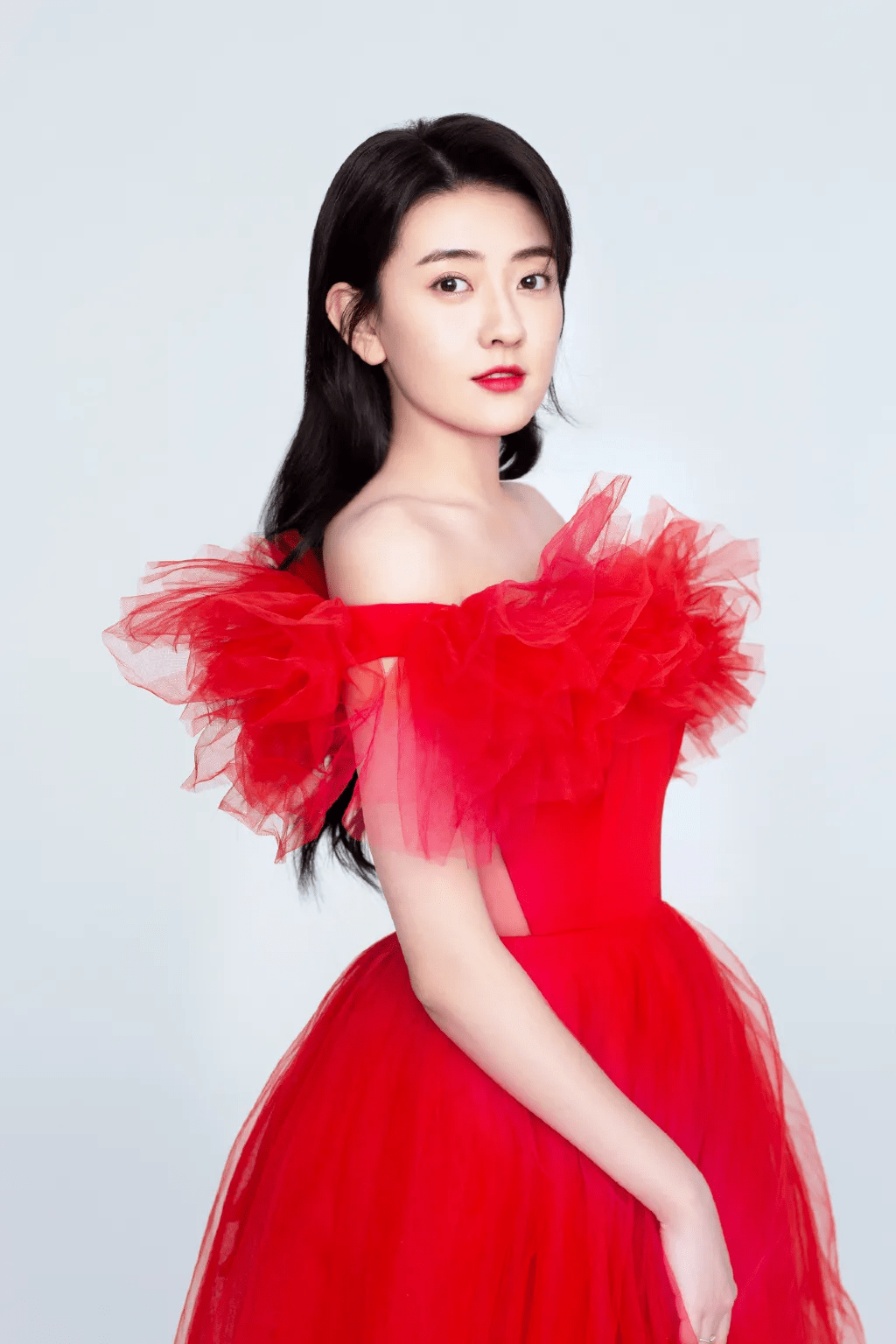 梁洁一身红衣亮相给大家送祝福了新的一年红红火火