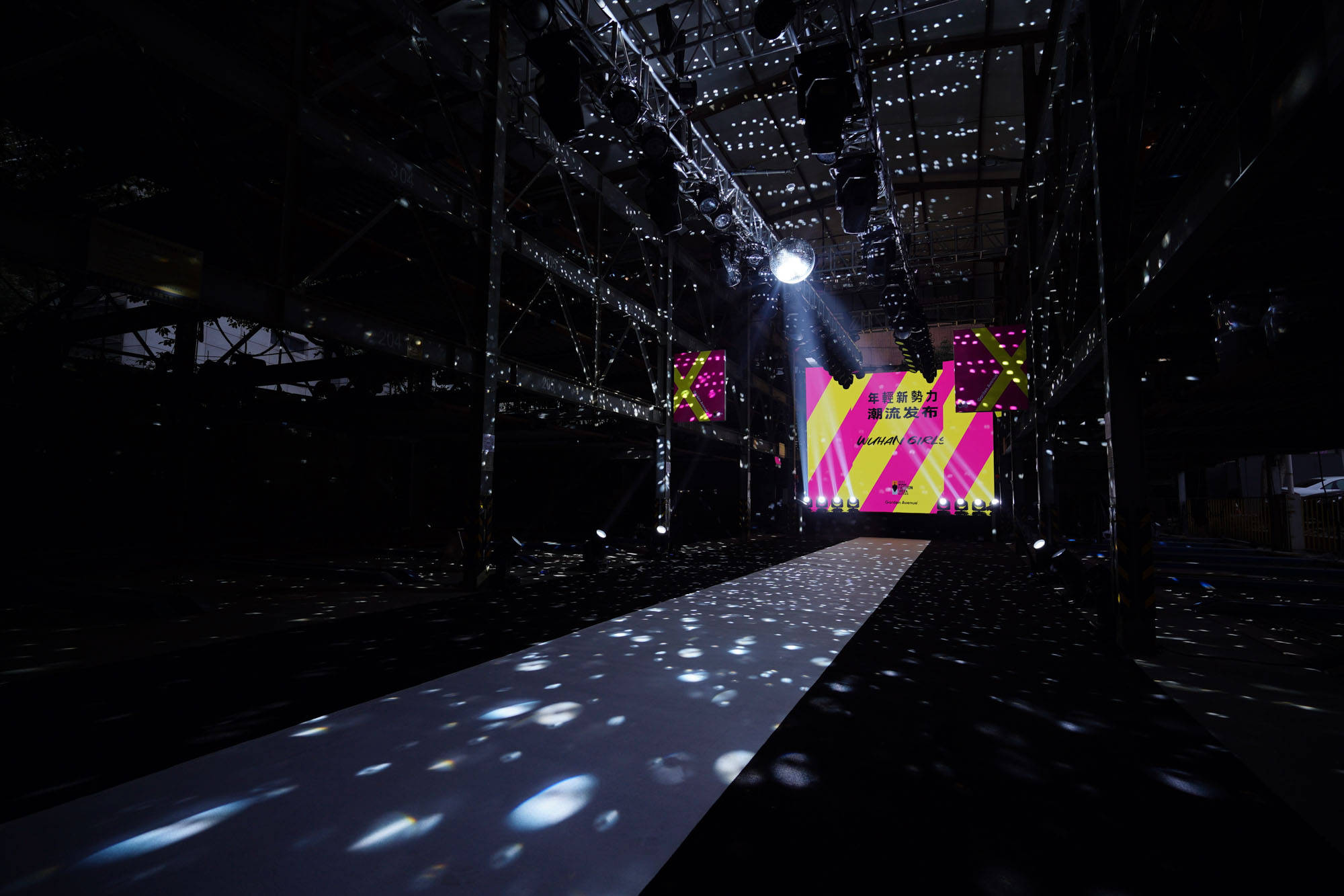 武汉时装周十周年特别企划花园道主题秀场年轻新势力时尚再破圈