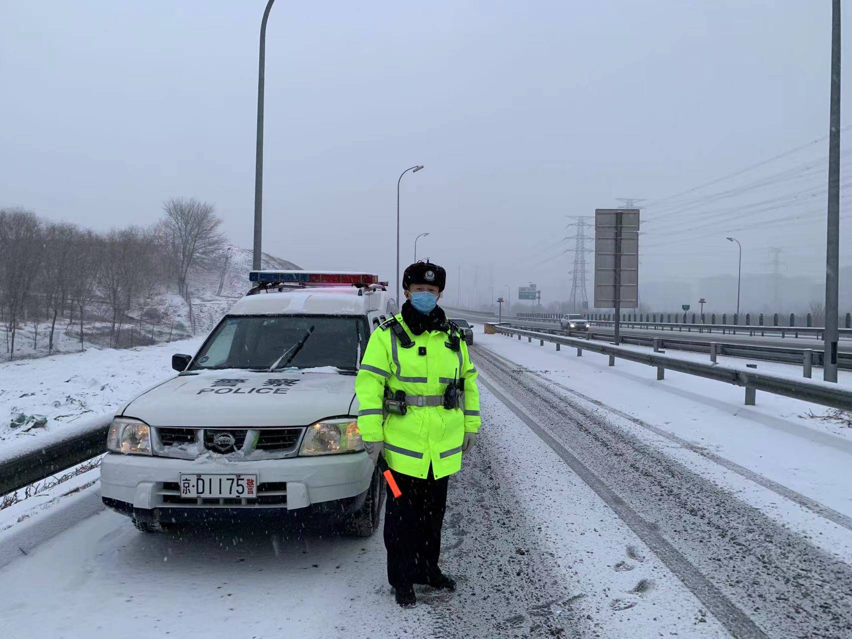 雪天看警海淀交警全出动雪天保畅执勤忙