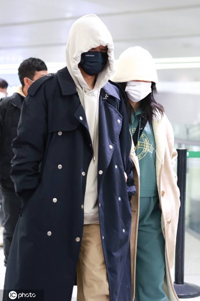 张杰和谢娜默契情侣穿搭现身机场