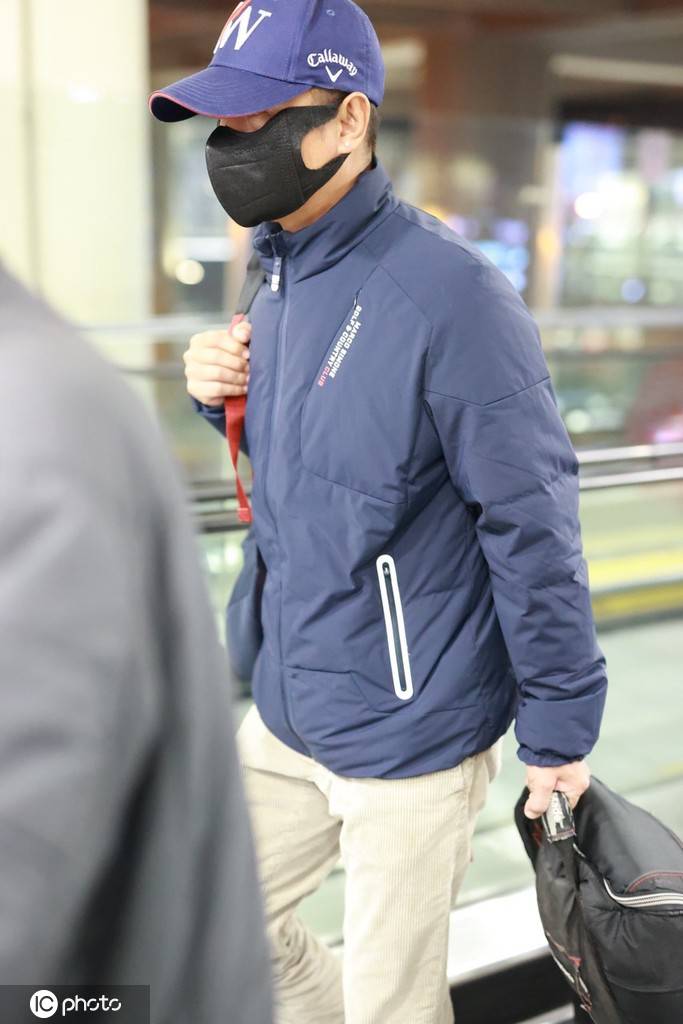 文章穿蓝色羽绒服搭灰色卫裤运动时尚