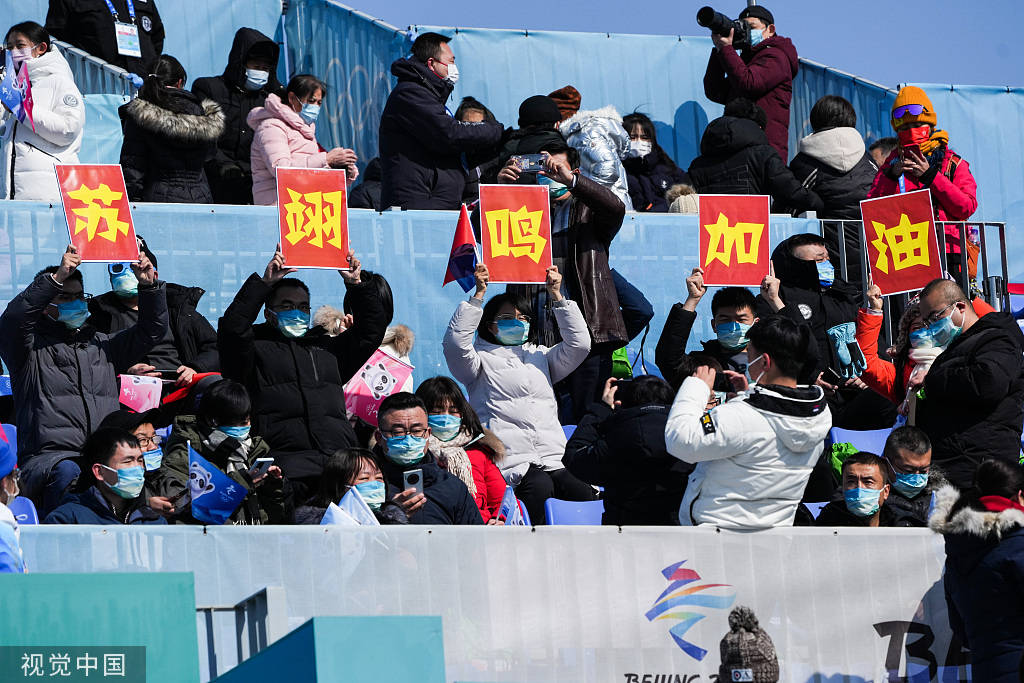 现场五万球迷山呼海啸营造魔鬼主场