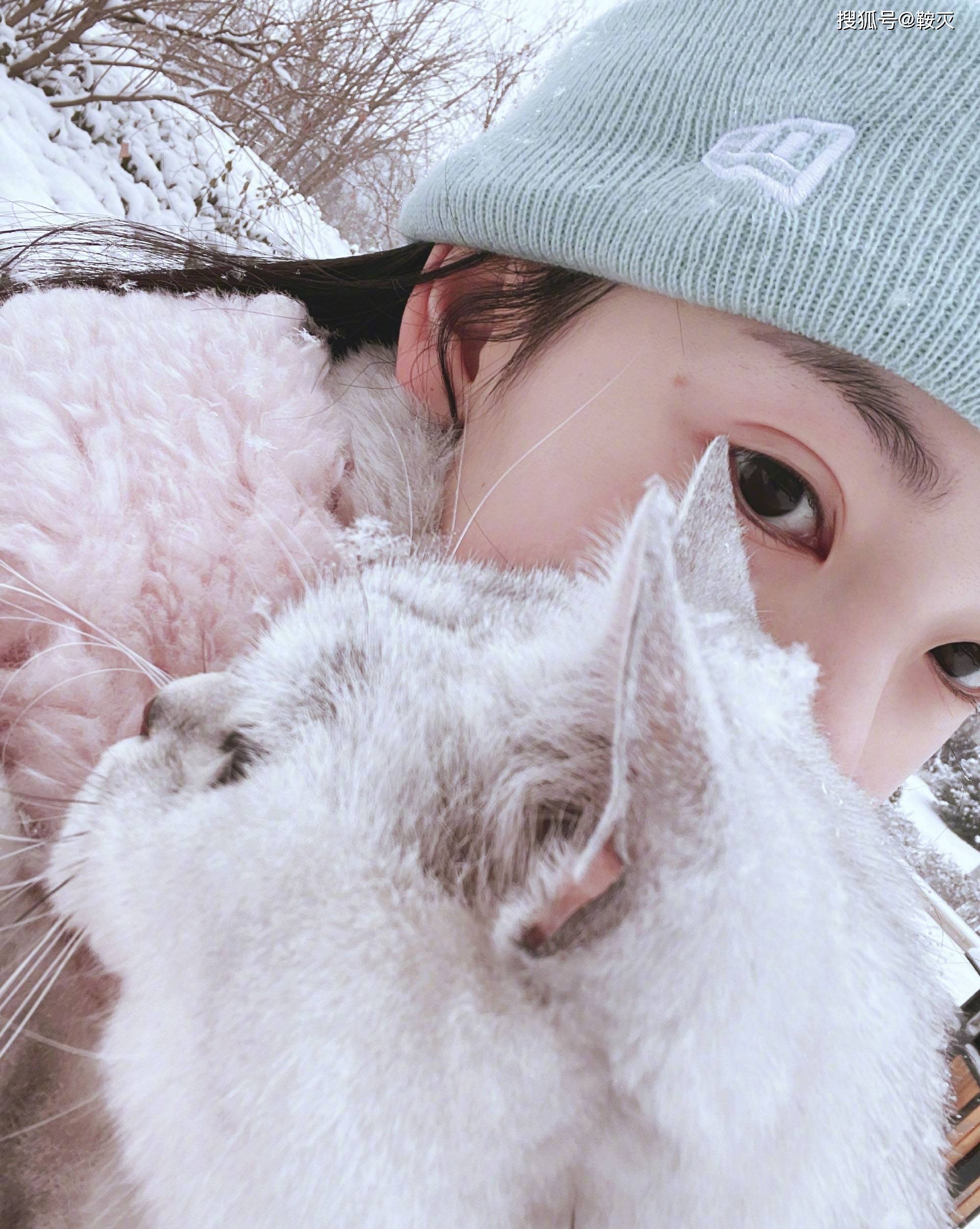 陈瑶抱爱猫赏雪温柔娇美