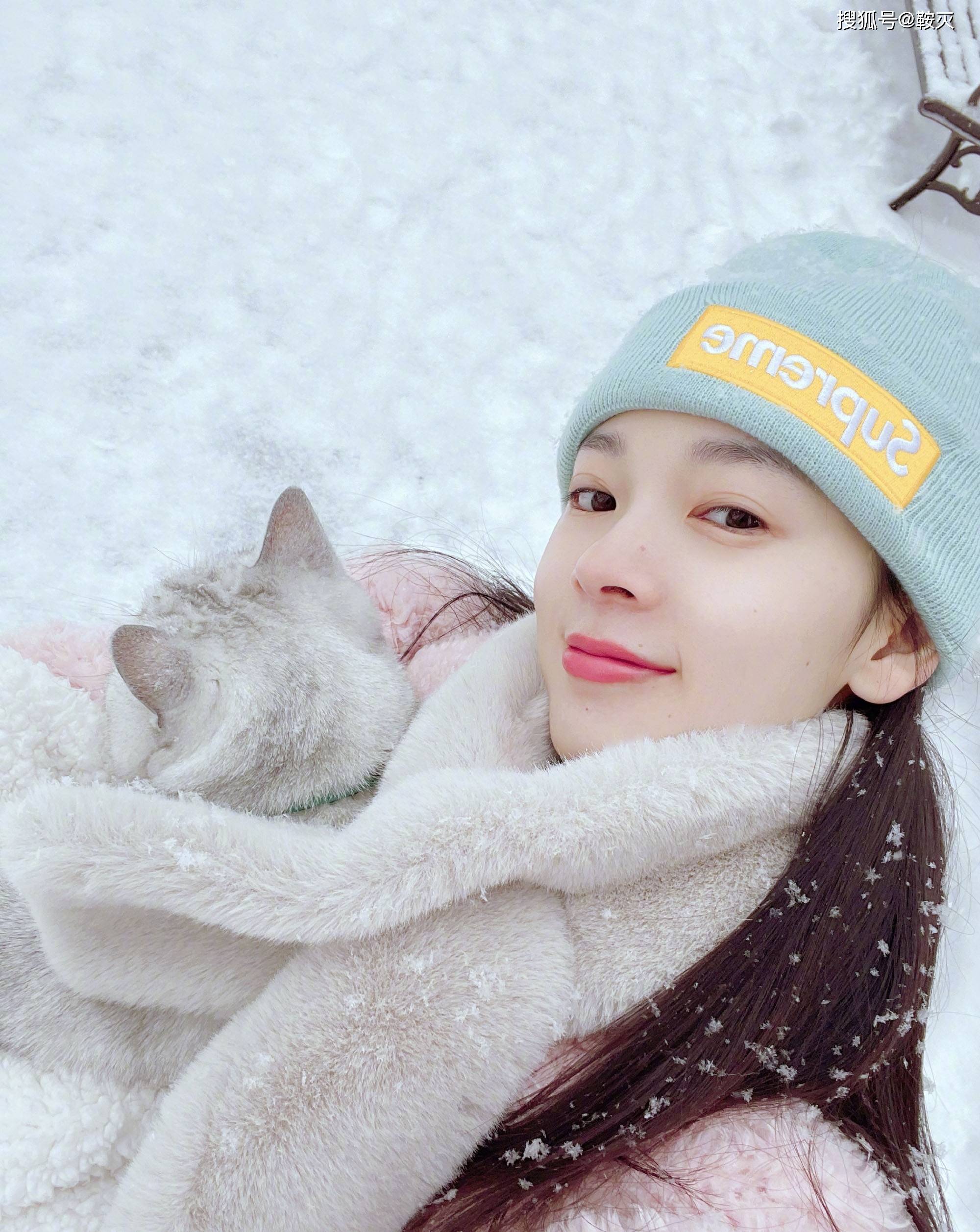 陈瑶抱爱猫赏雪温柔娇美