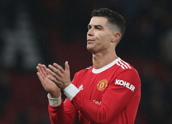 比赛第42分钟,曼联获得一个位置很好的任意球机会,c罗主罚,一脚射门踢