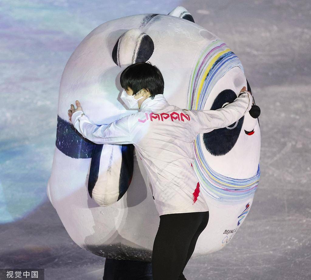 组图花滑表演赛排练羽生结弦抱冰墩墩一起转圈