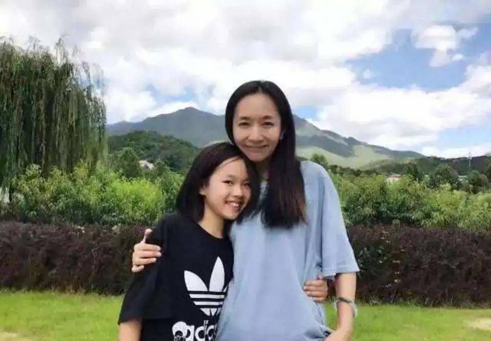 当年北京卫视的一姐王芳和大她15岁的田捷结婚了在她怀孕8个月的时候