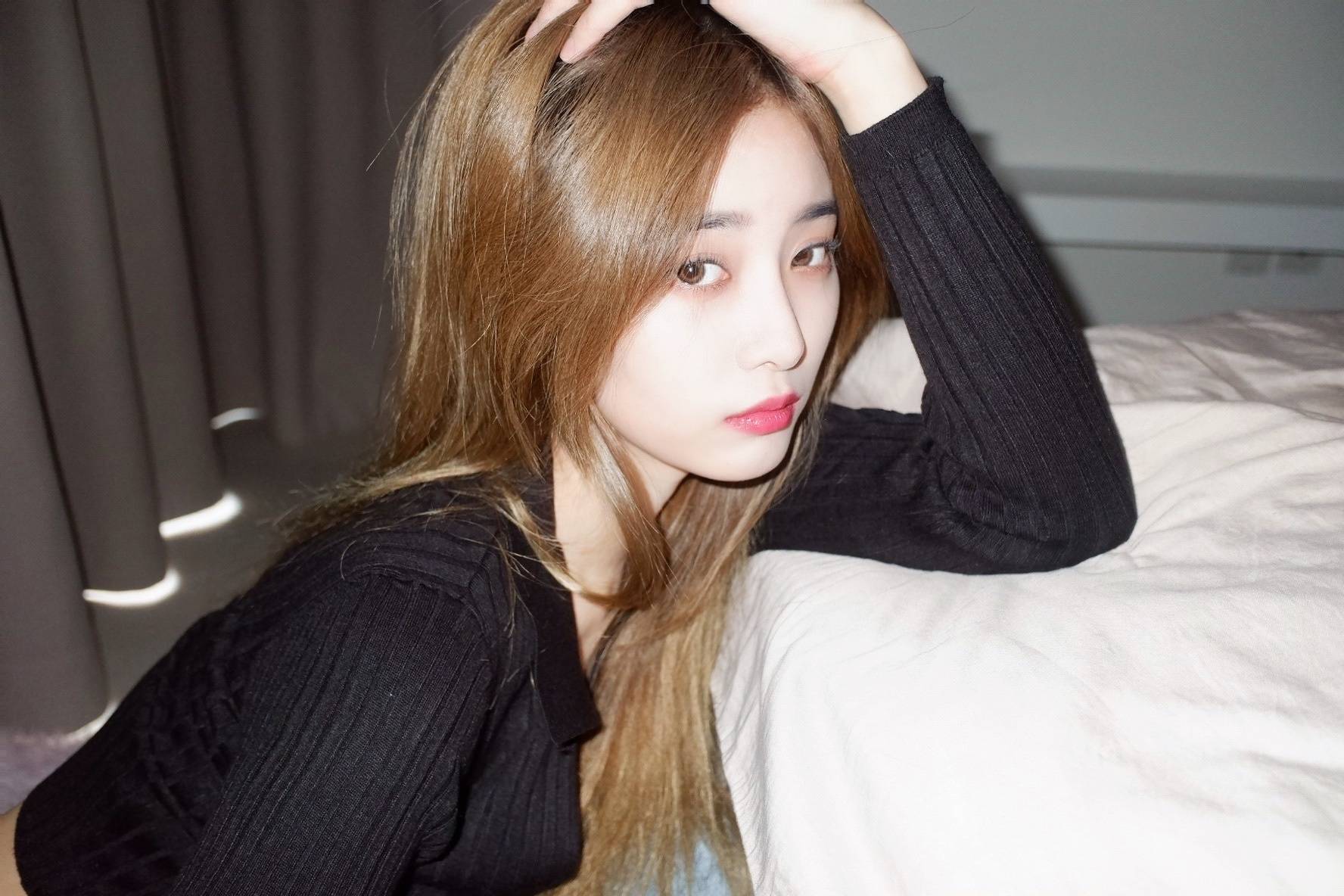 徐艺洋色v领针织衫配牛仔裤皮肤白皙大秀事业线