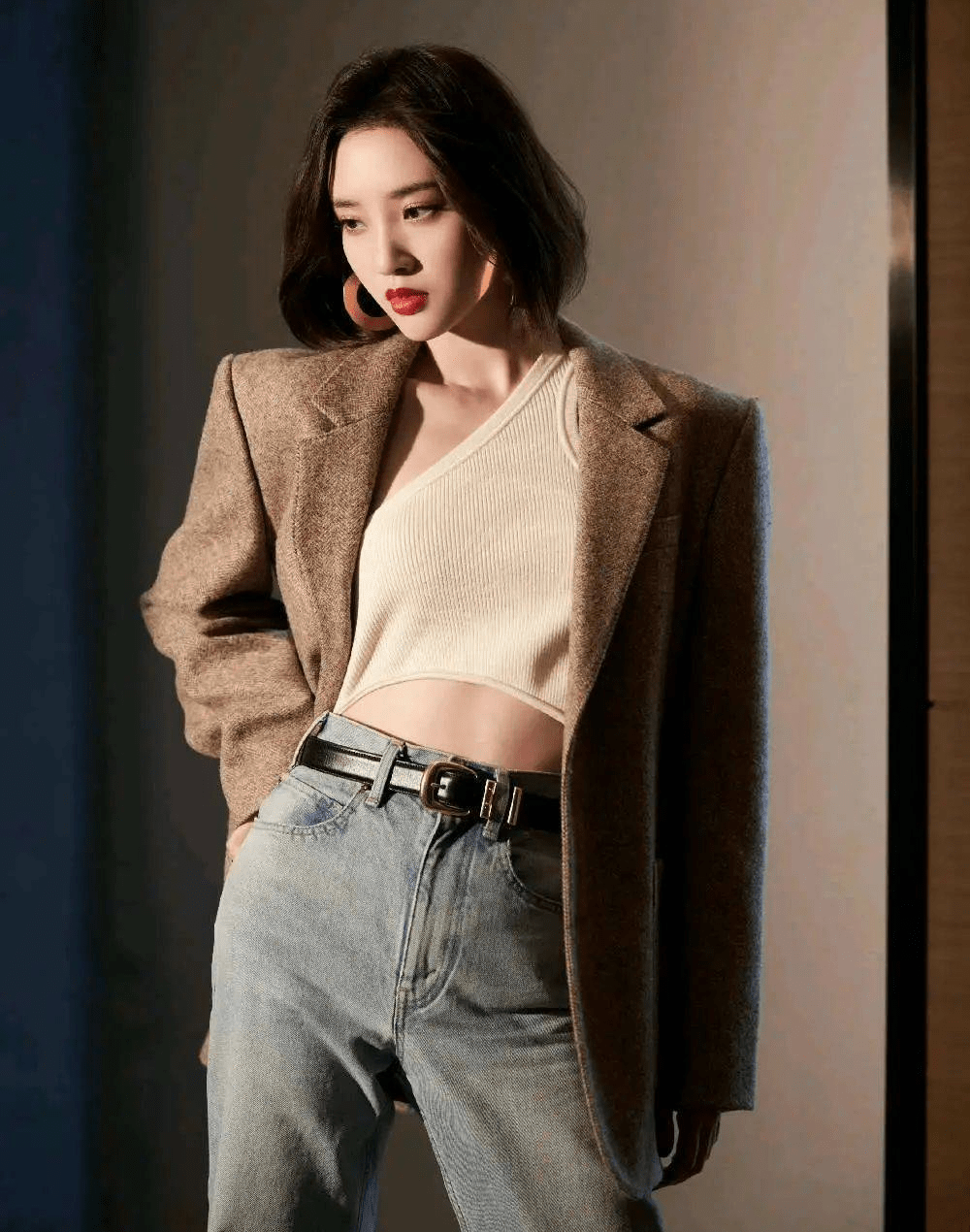 棕色 唐艺昕春季穿搭，西服+牛仔 展现不一样的魅力