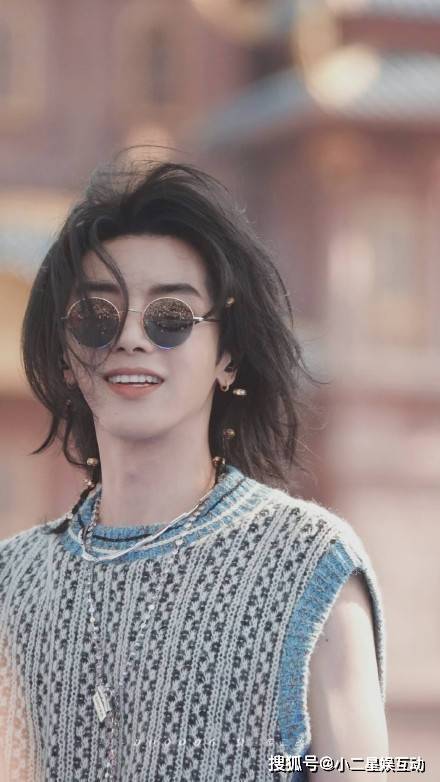 华晨宇新照片引争议:玫瑰纹身增添妖娆气质,被吐槽太娘不男人_网友_张