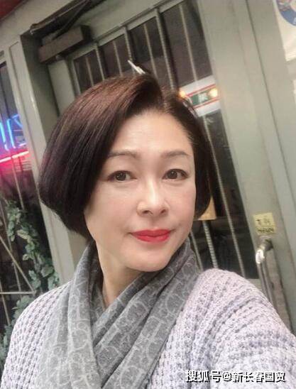 54岁日本女星村上丽奈近照曝光隐退多年已转行为销售代表