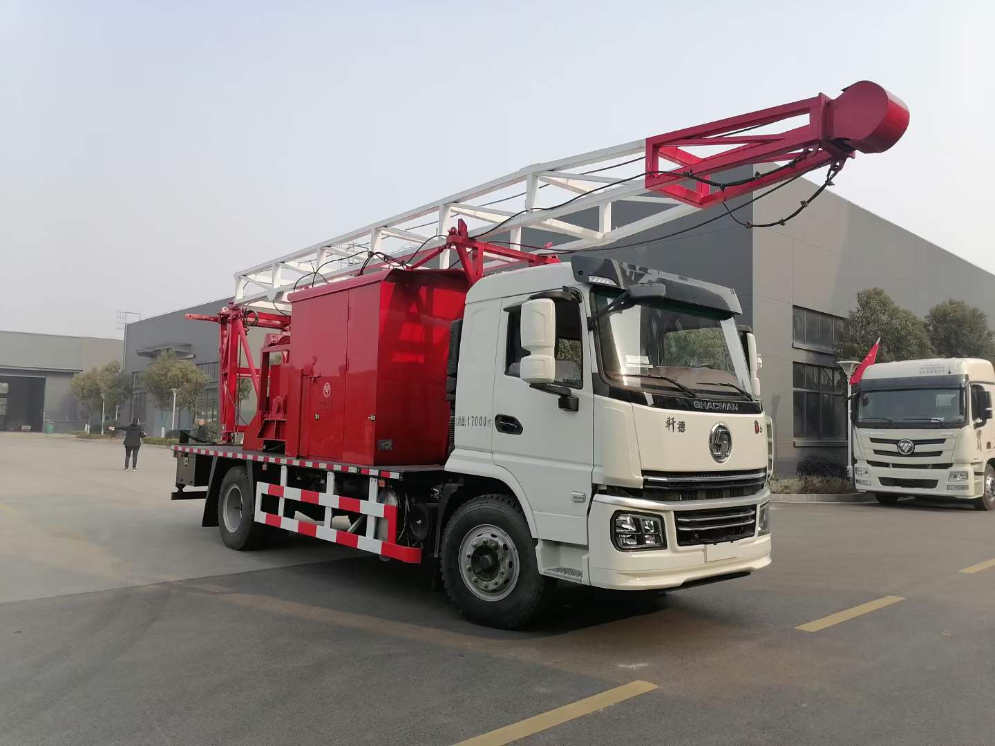 陕汽轩德国六单桥采油车大马力工程类底盘适合油田类专项作业车