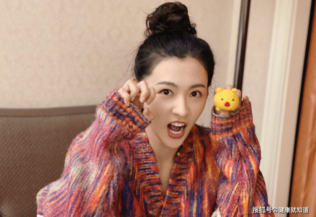 原创丁笑滢否认与郭麒麟恋爱大麟子街头亲吻女生女方漂亮身材高挑