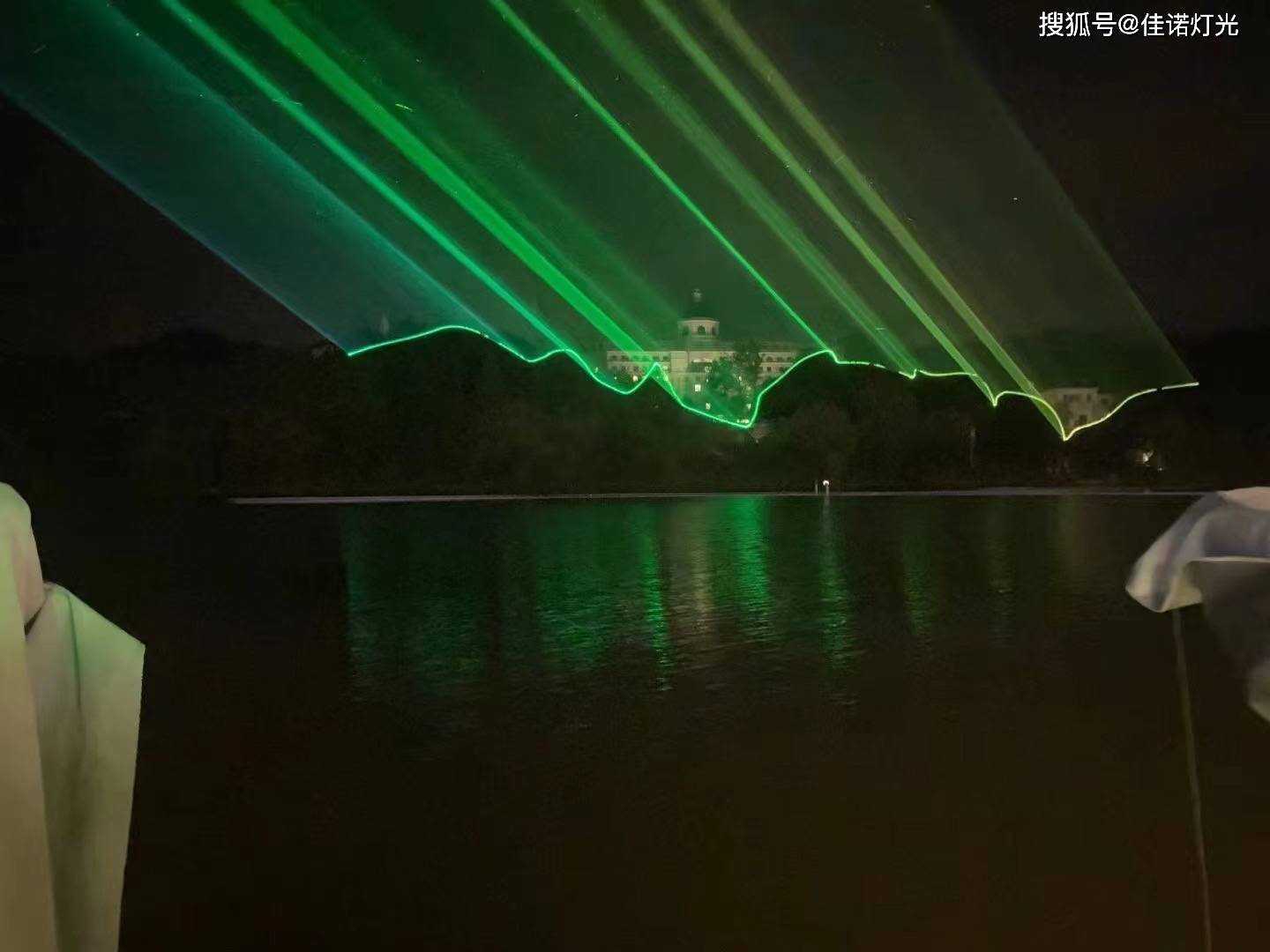 山体雕刻激光灯亮相贵州小镇文旅灯光项目