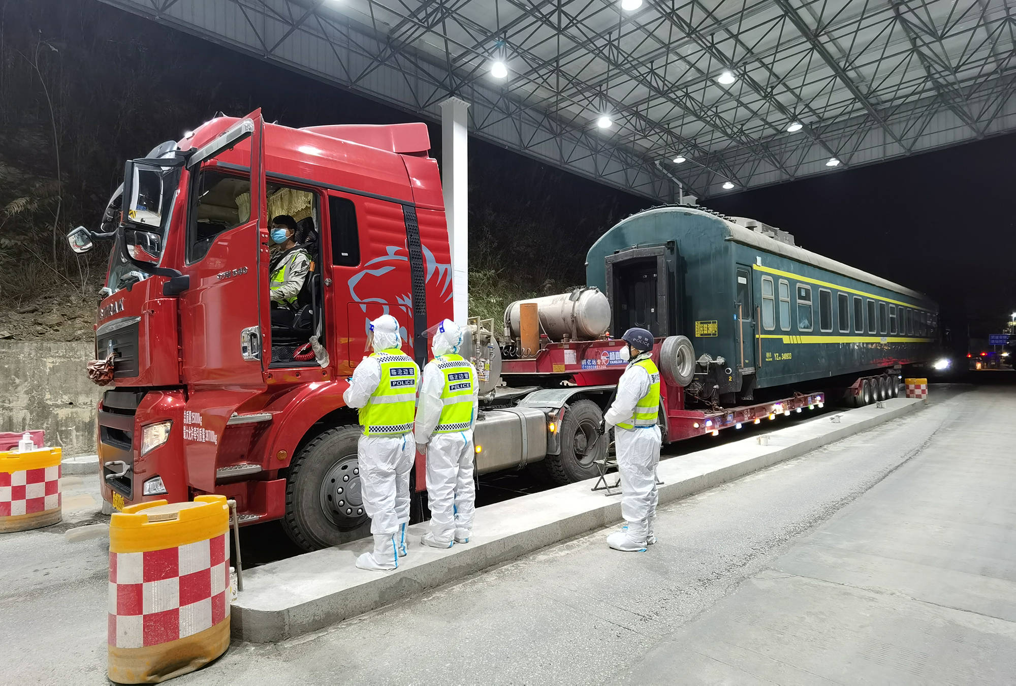 云南临沧:火车"开"进边境检查站 移民管理警察倾情助力获赞_挂车_沧源