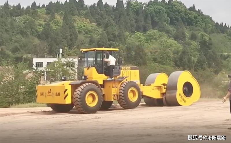 三角碾吨位和冲击功率？ 冲击碾压厚度可以达到多少？ 修路水稳需要碾压几遍