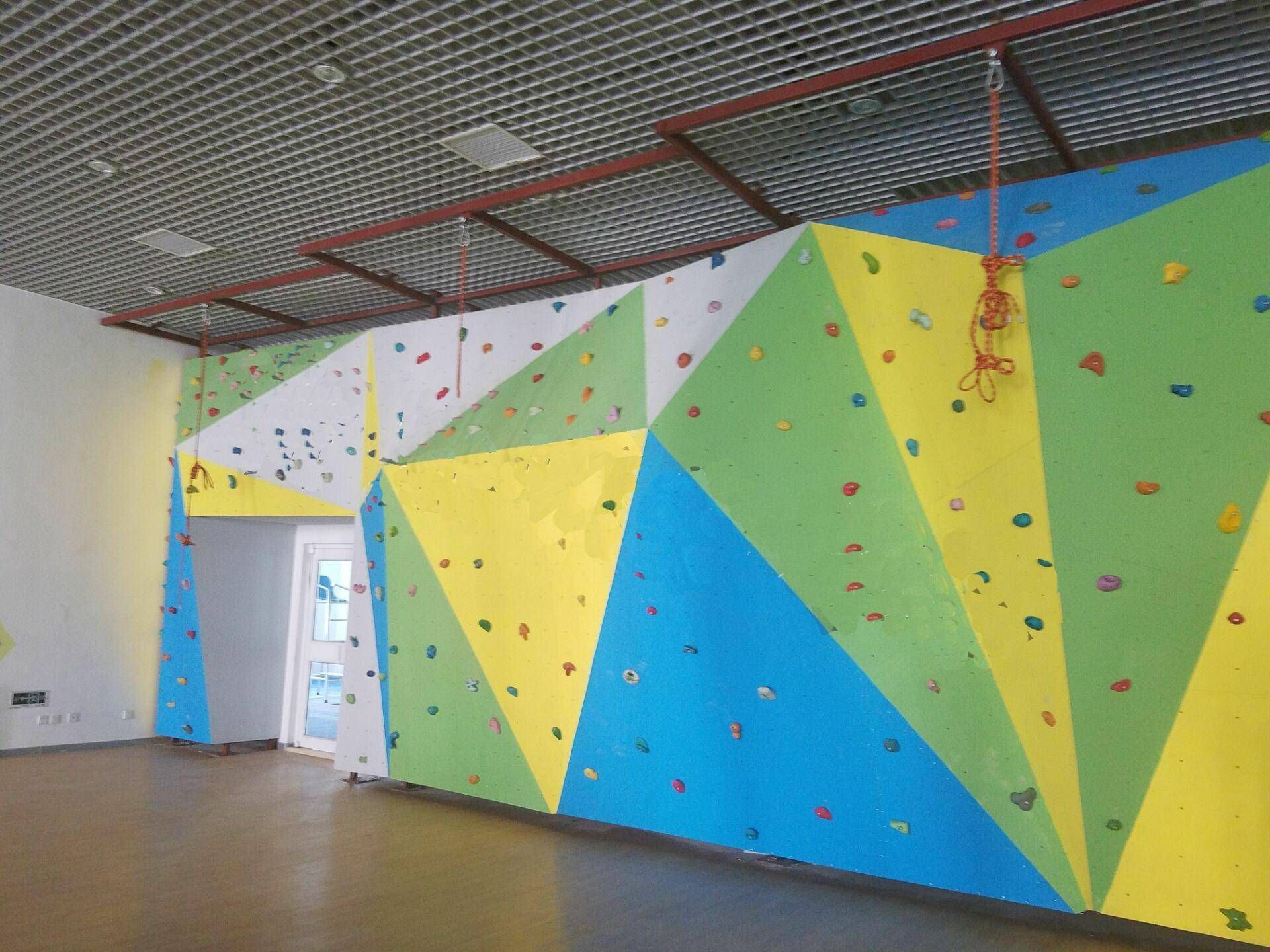 室内攀岩板该如何选择,才能既好玩又环保呢?_训练_运动_岩场