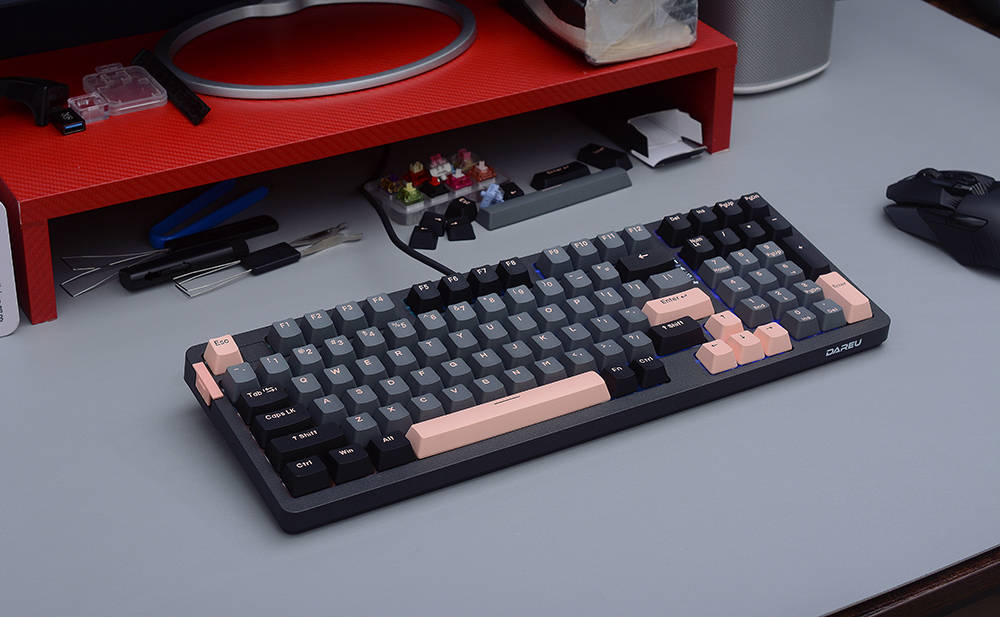 键盘是极简风格,机身和键帽是黑灰配色,字符和灯光键是粉色,看着不