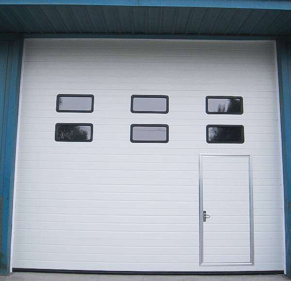 工业提升门-工业提升门安装开小门插图