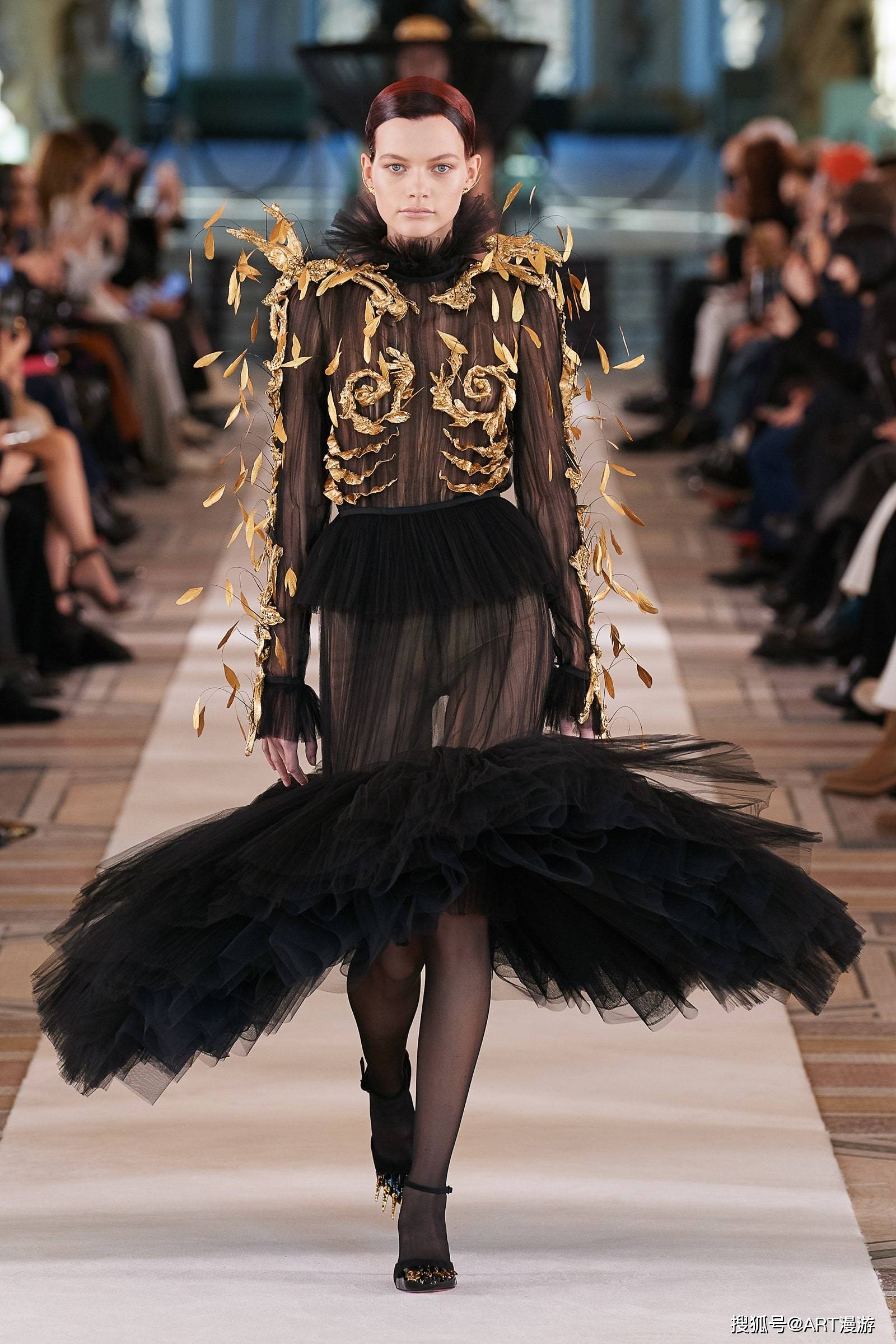 黑色 万众瞩目|艺术时尚|超现实色彩的Schiaparelli打破高定美学的天际线 ...