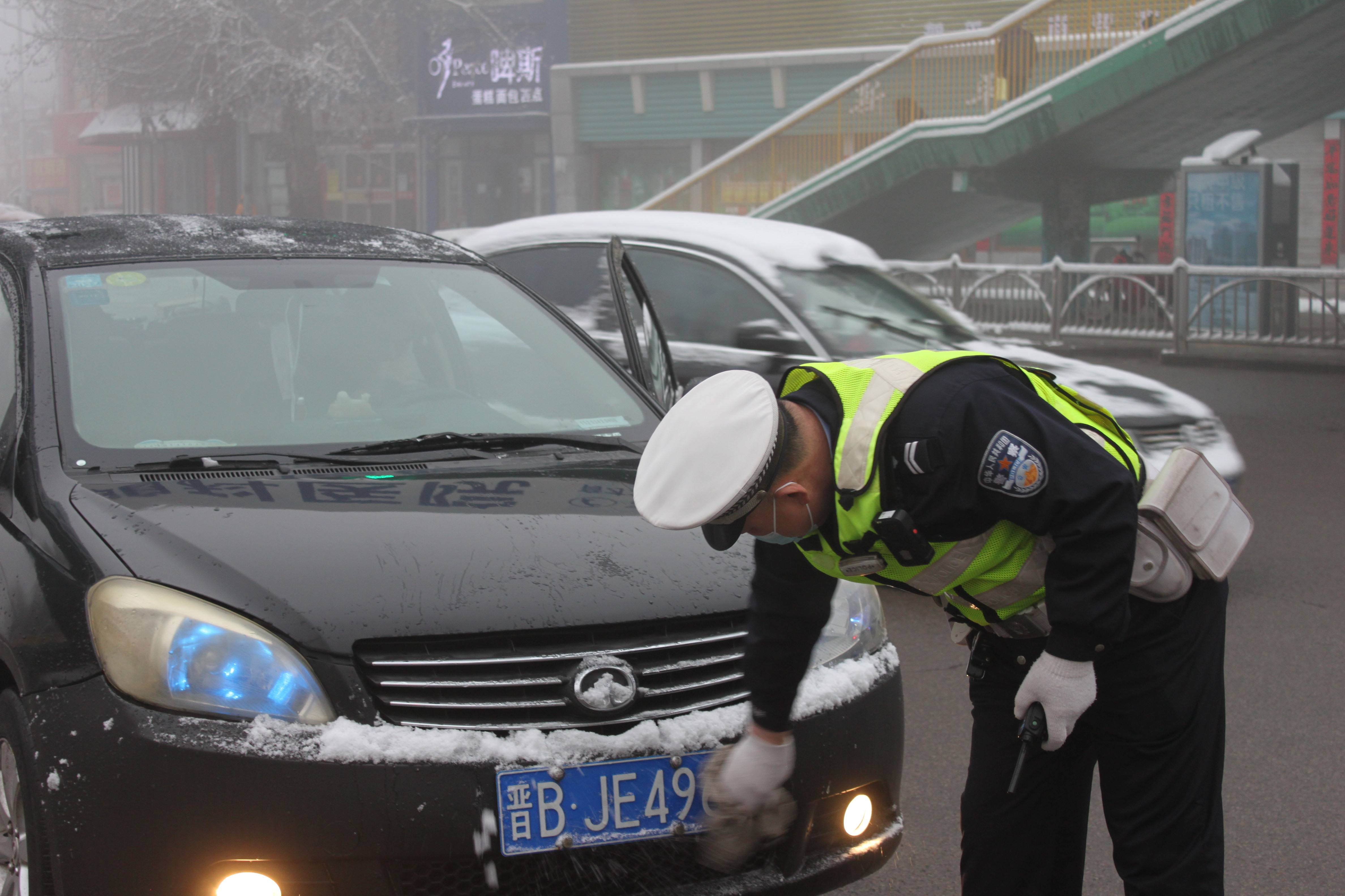 “雾”必小心——大同交警五大队交警雾天执勤保畅通