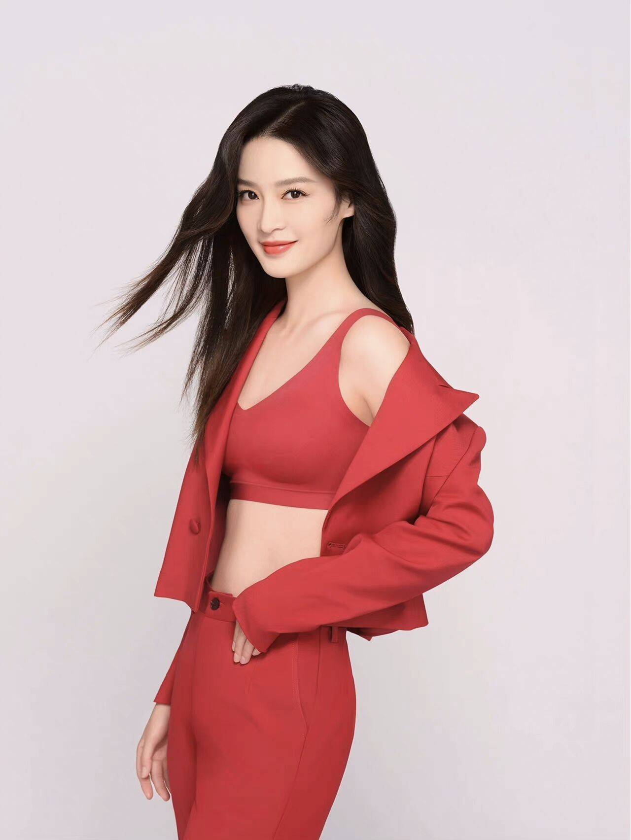 影视女星李沁写真：清新明丽、公主气质