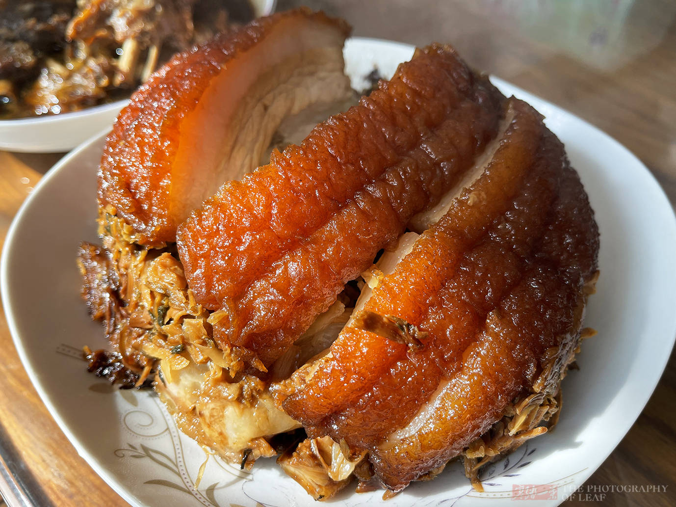 杭州特产梅干菜，腌制过程也是用脚踩，当地人：这是传统制作方法
